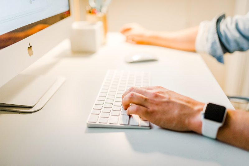 a person checking backlinks indexed by laptop